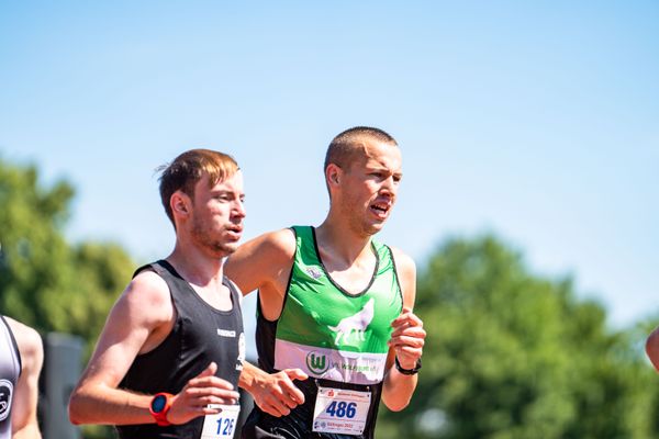 Paul-Simon Reiss (Hannover 96) und Steffen Hannich (VfL Wolfsburg) ueber 5000m am 03.07.2022 waehrend den NLV+BLV Leichtathletik-Landesmeisterschaften im Jahnstadion in Goettingen (Tag 1)